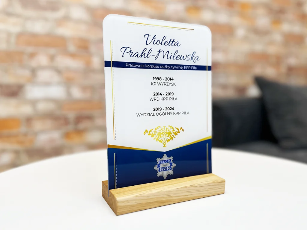 Statuetka akrylowa pamiątkowa. Personalizowana statuetka okolicznościowa z nadrukiem, dla służb mundurowych.