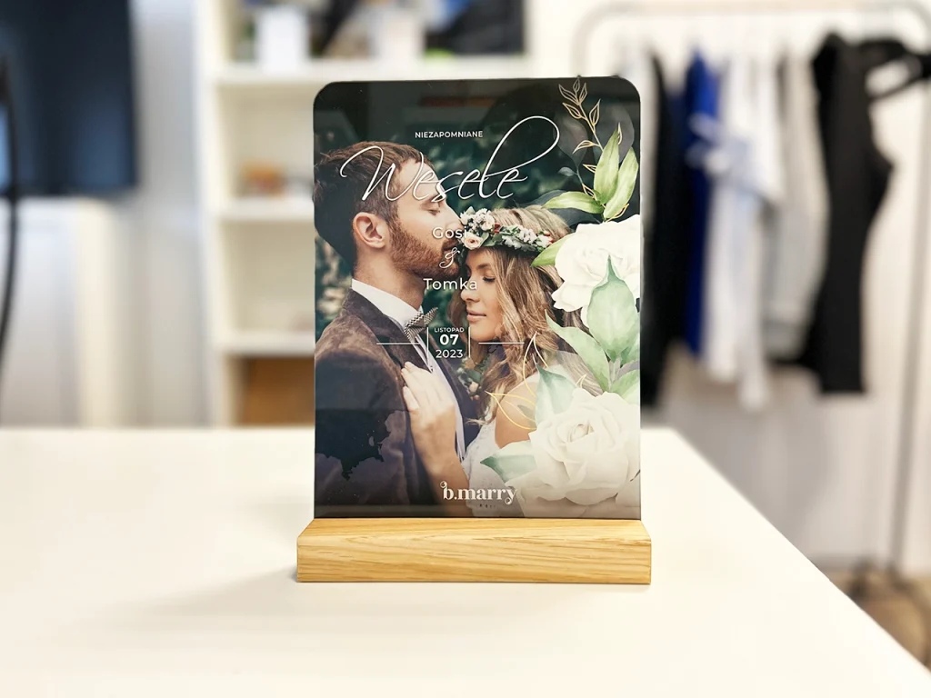Statuetka akrylowa. Personalizowana statuetka pamiątkowa z nadrukiem zdjęcia ślubnego i daty, na drewnianej bazie.