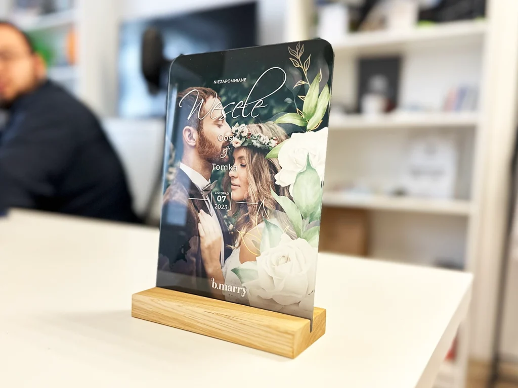 Personalizowana statuetka ślubna. Akrylowa pamiątka z nadrukiem zdjęcia młodej pary, na drewnianej podstawie.