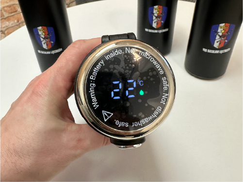 Termosy z nadrukiem logo batalionu i wyświetlaczem temperatury. Personalizowane gadżety firmowe.