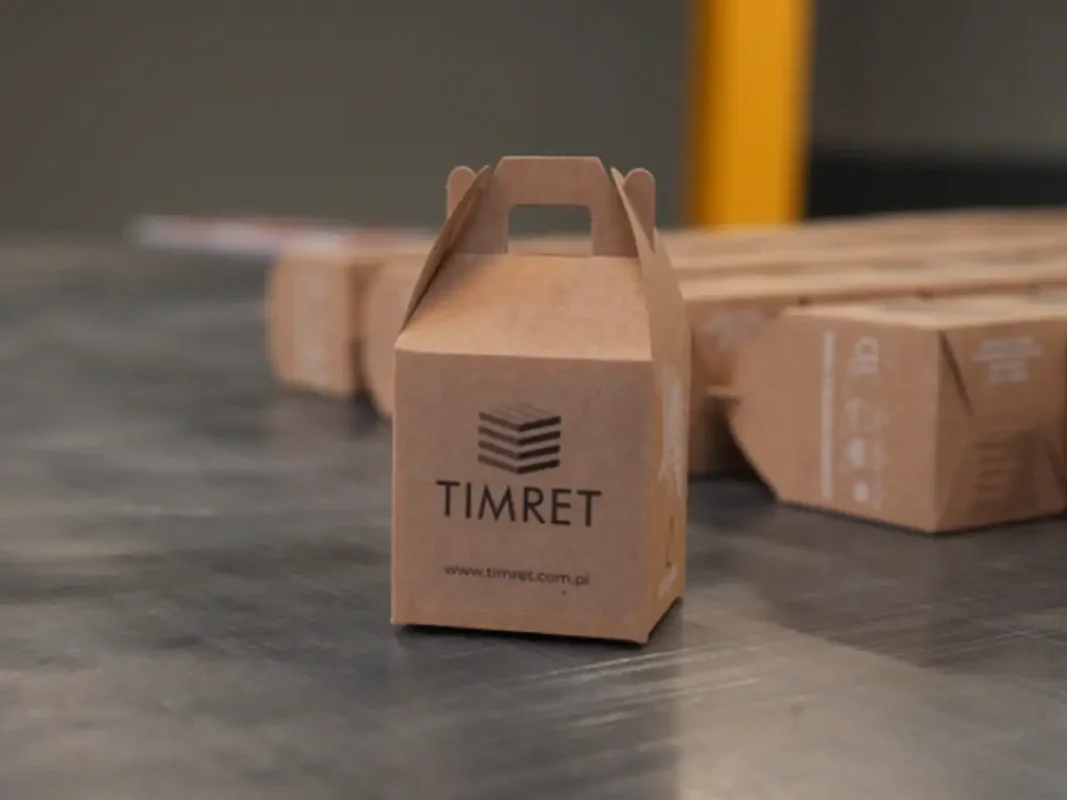 Personalizowane opakowanie na zestaw sosnowy. Pudełko prezentowe z logo TIMRET, ekologiczny design.