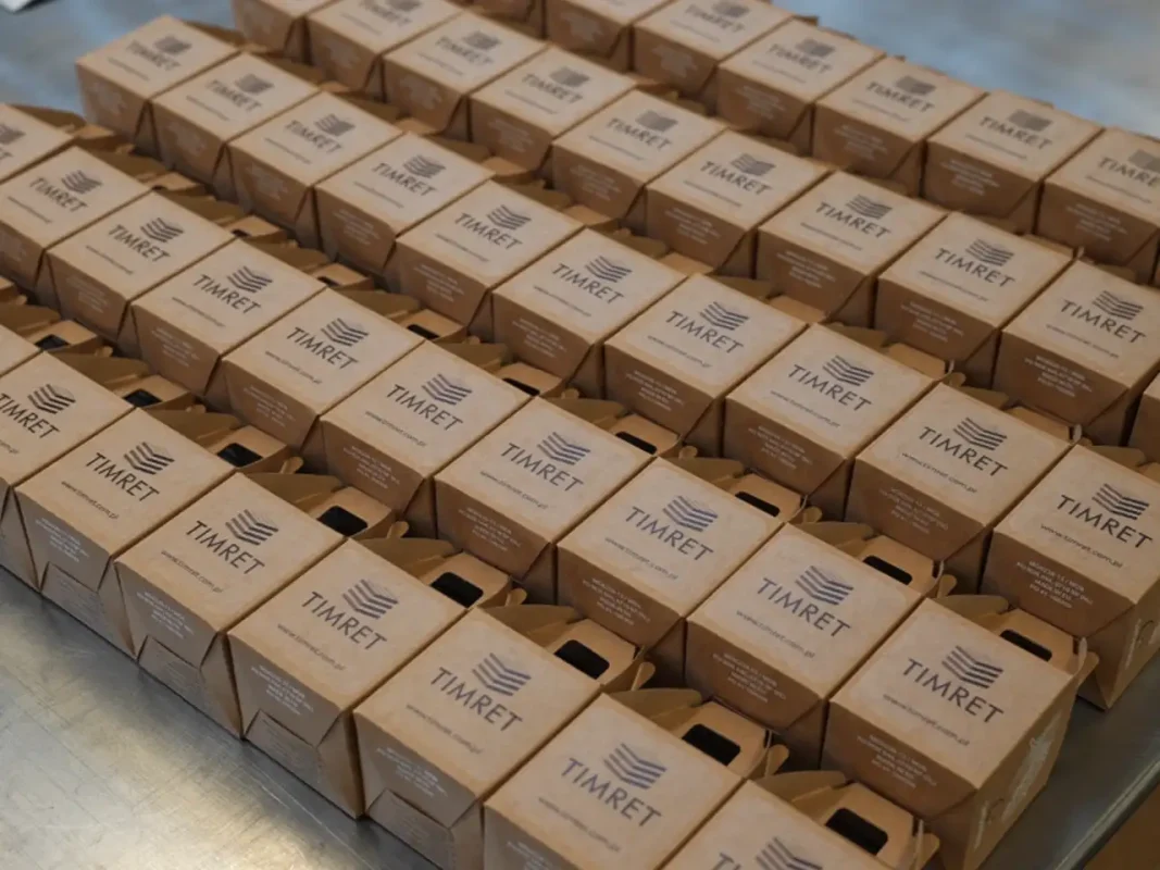 Produkcja opakowań na zestawy sosnowe. Personalizowane pudełka z logo TIMRET w dużych ilościach.