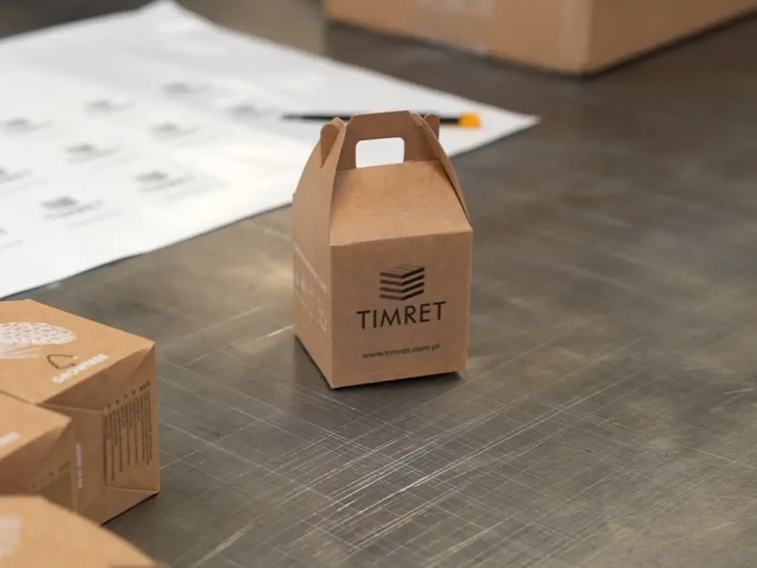 Opakowania na zestawy sosnowe. Personalizowane pudełka z logo TIMRET, ekologiczne opakowania prezentowe.