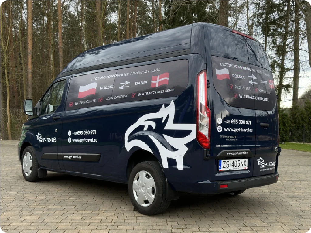 Oklejanie busa pasażerskiego. Reklama mobilna przewozu osób Polska-Dania, branding Gryf-Travel.
