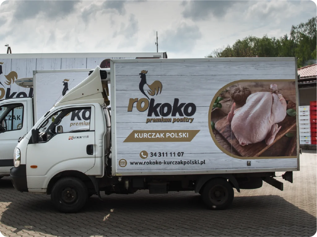 Oklejanie lekkiej chłodni dostawczej. Branding pojazdów spożywczych, reklama mobilna Rokoko Kurczak Polski.