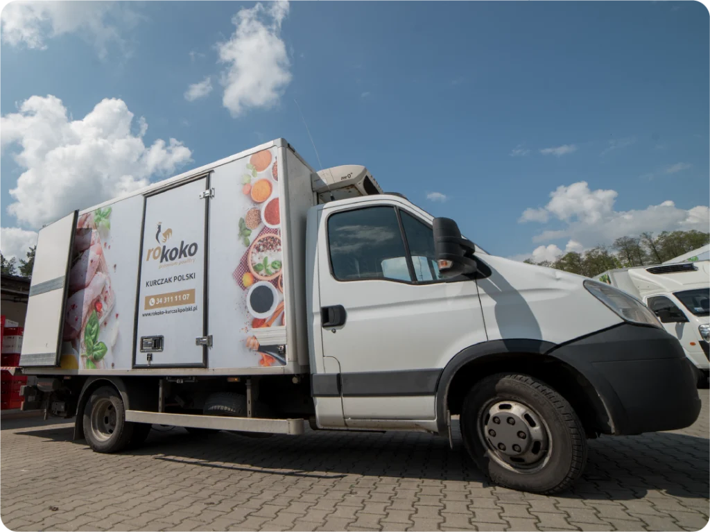 Branding samochodu chłodniczego. Oklejanie pojazdu z grafiką produktową Rokoko Kurczak Polski, reklama mobilna.