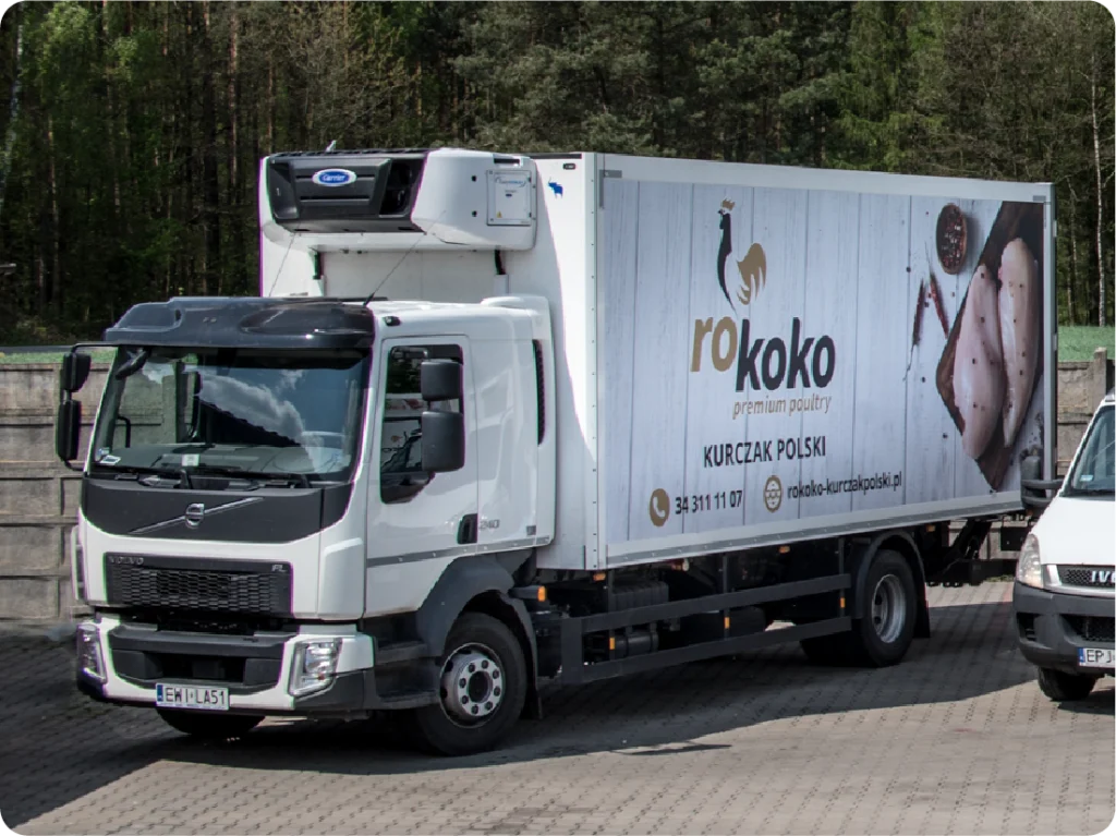 Oklejanie samochodu chłodniczego. Reklama mobilna Rokoko Kurczak Polski, branding pojazdów spożywczych.