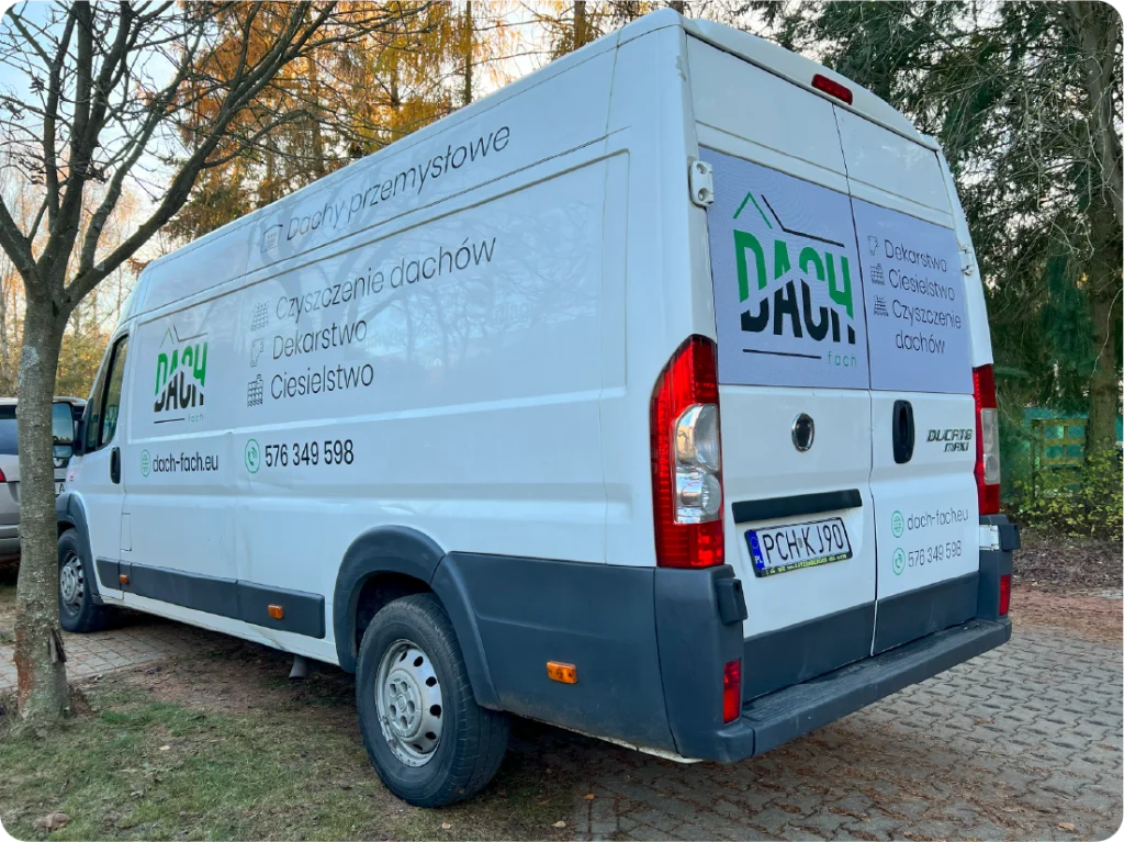 Oklejanie vana firmowego. Reklama mobilna dla Dach Fach, branding pojazdu na usługi dekarskie.