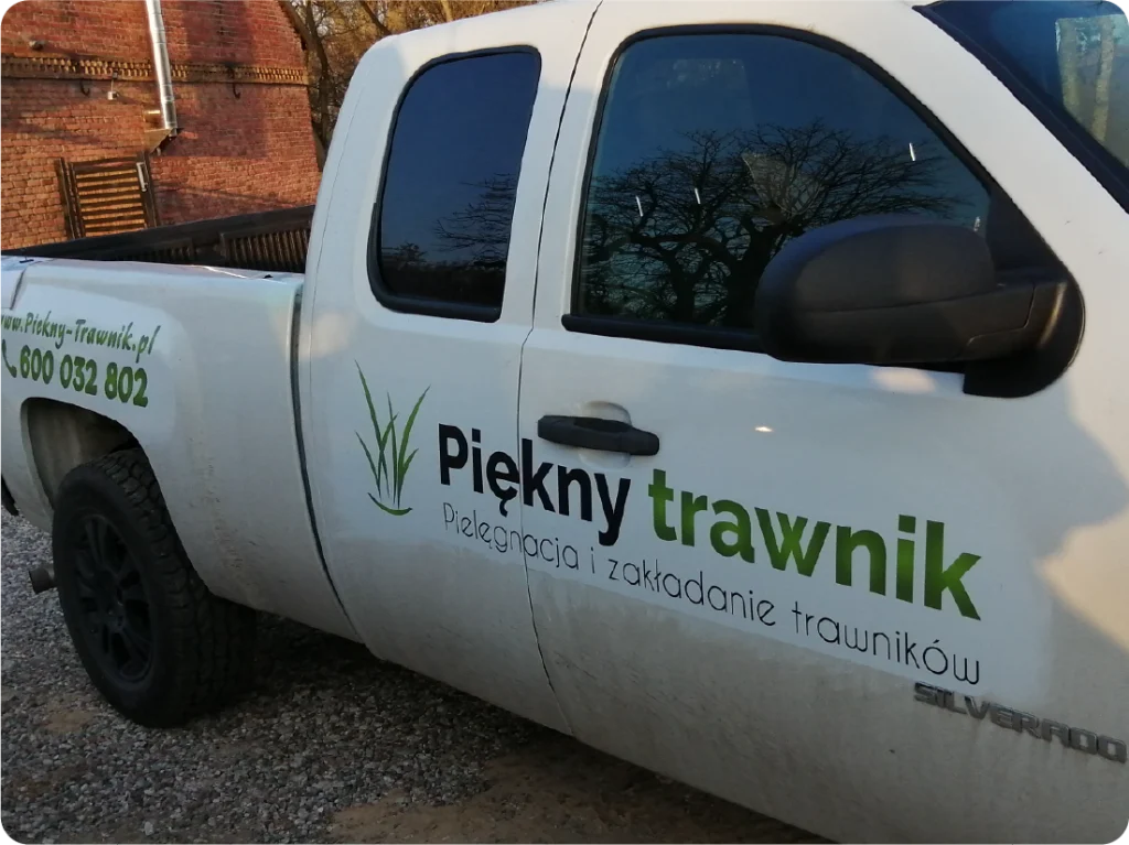 Oklejanie pickupa. Reklama na samochodzie dla usług ogrodniczych, branding mobilny firmy Piękny Trawnik.