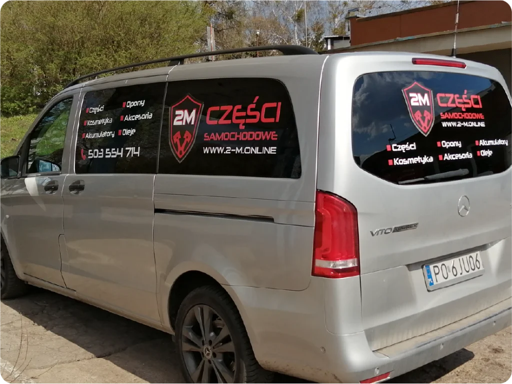 Oklejanie szyb busa dostawczego. Reklama mobilna dla 2M Części Samochodowe, branding pojazdu.