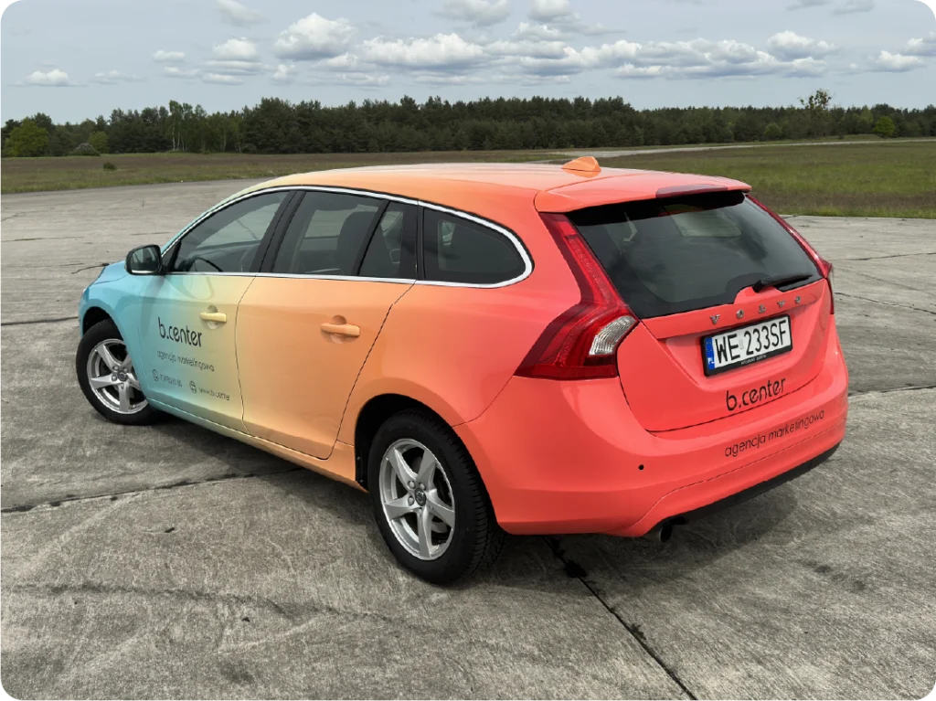 Pełne oklejanie auta kombi. Kolorowy gradient na samochodzie, efektowna reklama na pojazdach b.center.
