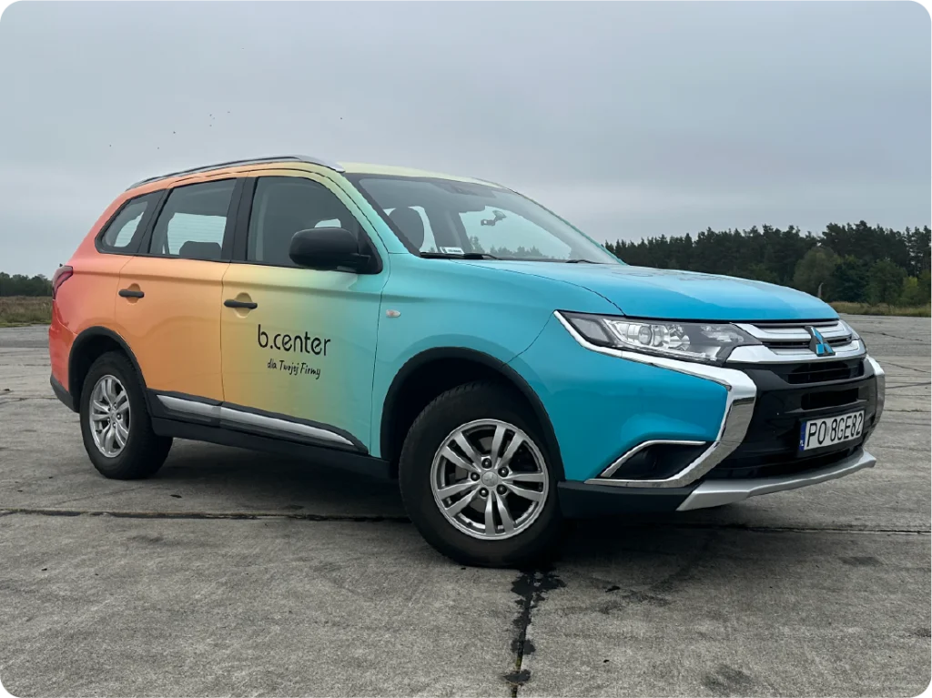 Pełne oklejanie SUV-a. Kolorowy gradient na aucie, efektowna reklama na pojazdach firmowych b.center.