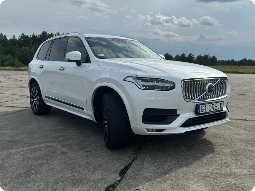 Biały samochód osobowy SUV. Elegancki pojazd bez widocznej reklamy, gotowy do personalizacji.