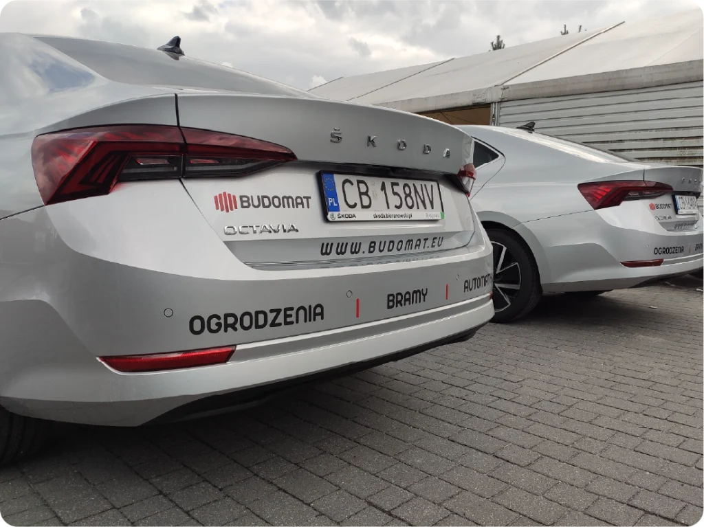 Branding floty aut osobowych. Częściowe oklejanie samochodów, reklama mobilna Budomat.eu.
