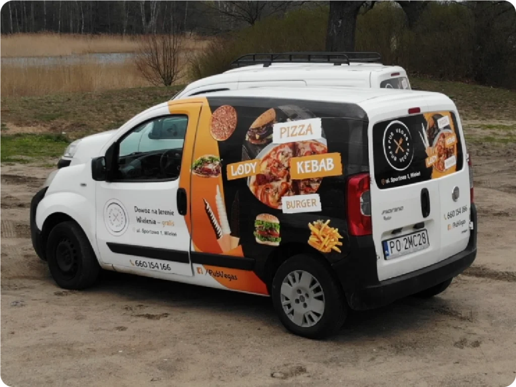 Oklejanie vana dostawczego. Reklama mobilna dla food delivery z pizzą, kebabem i burgerami.