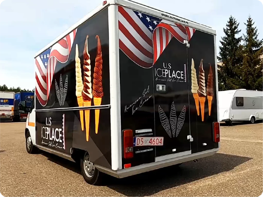 Oklejanie food trucka. Branding samochodu gastronomicznego, reklama mobilna z grafiką lodów i flag.