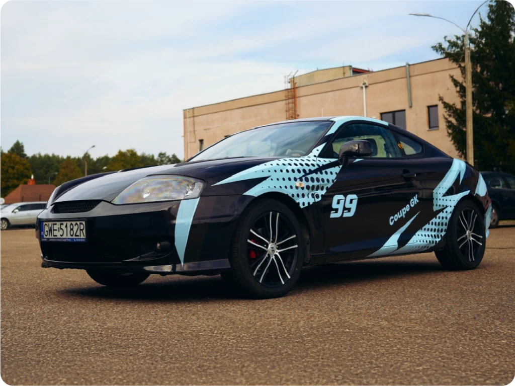 Personalizowane oklejanie sportowego auta. Folie reklamowe, dynamiczna grafika na samochód Coupe GK.