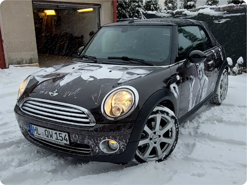 Personalizowane oklejanie Mini Coopera. Grafika artystyczna na aucie, pełne oklejanie samochodu.