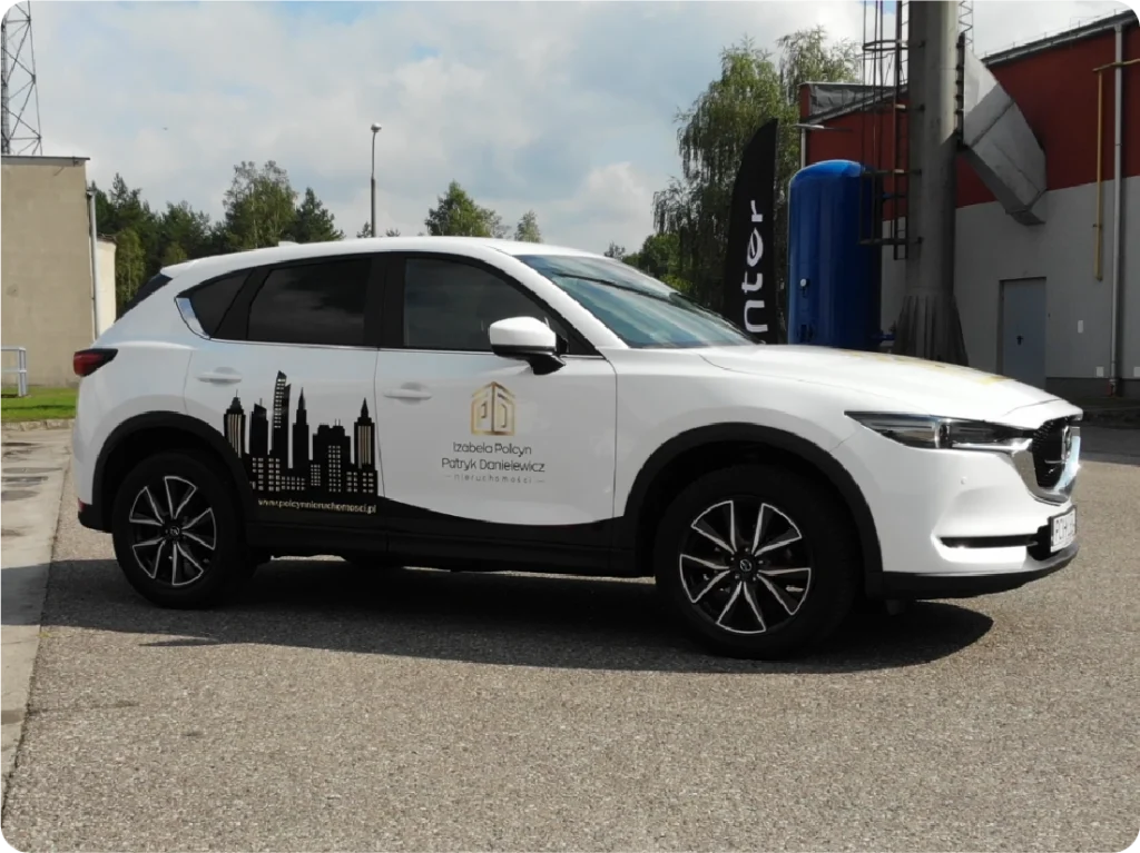 Oklejanie SUV-a. Grafika reklamowa z logo firmy. Branding mobilny pojazdu.