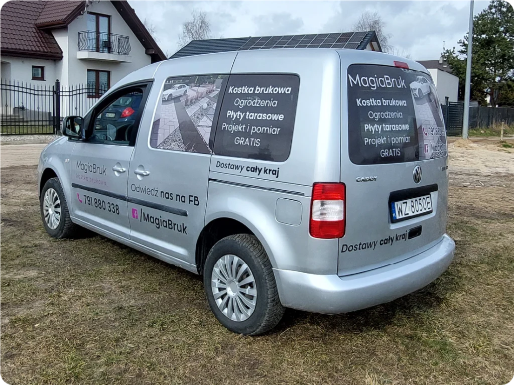 Oklejanie kombivana. Reklama mobilna dla MagiaBruk, branding pojazdu dla kostki brukowej i ogrodzeń.