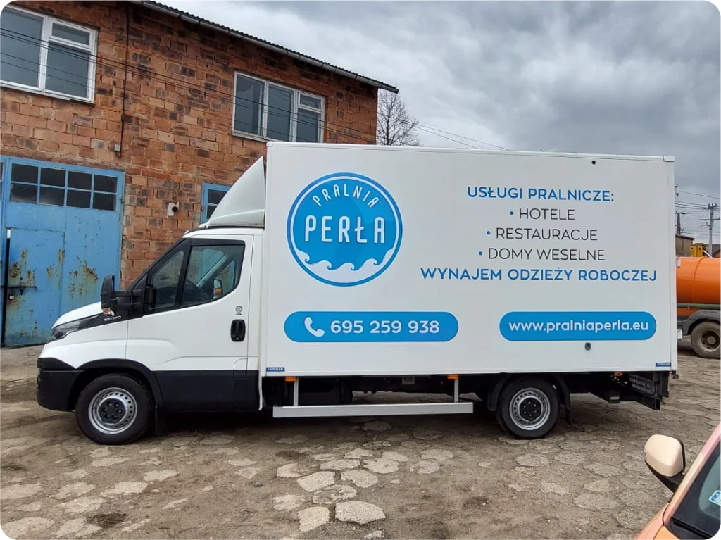 Oklejanie furgonu dostawczego. Reklama mobilna pralni, branding pojazdów firmowych, usługi pralnicze.