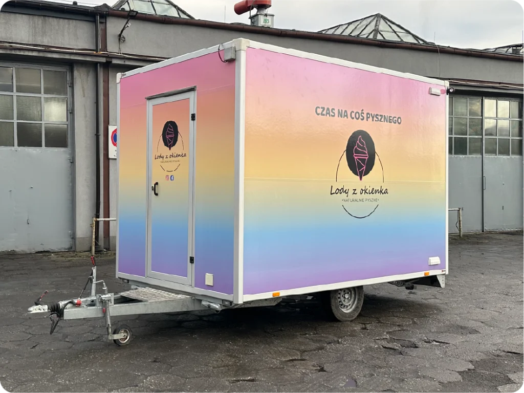 Oklejanie przyczepy gastronomicznej. Kolorowa reklama mobilna, branding food trucka z logo Lody z okienka.