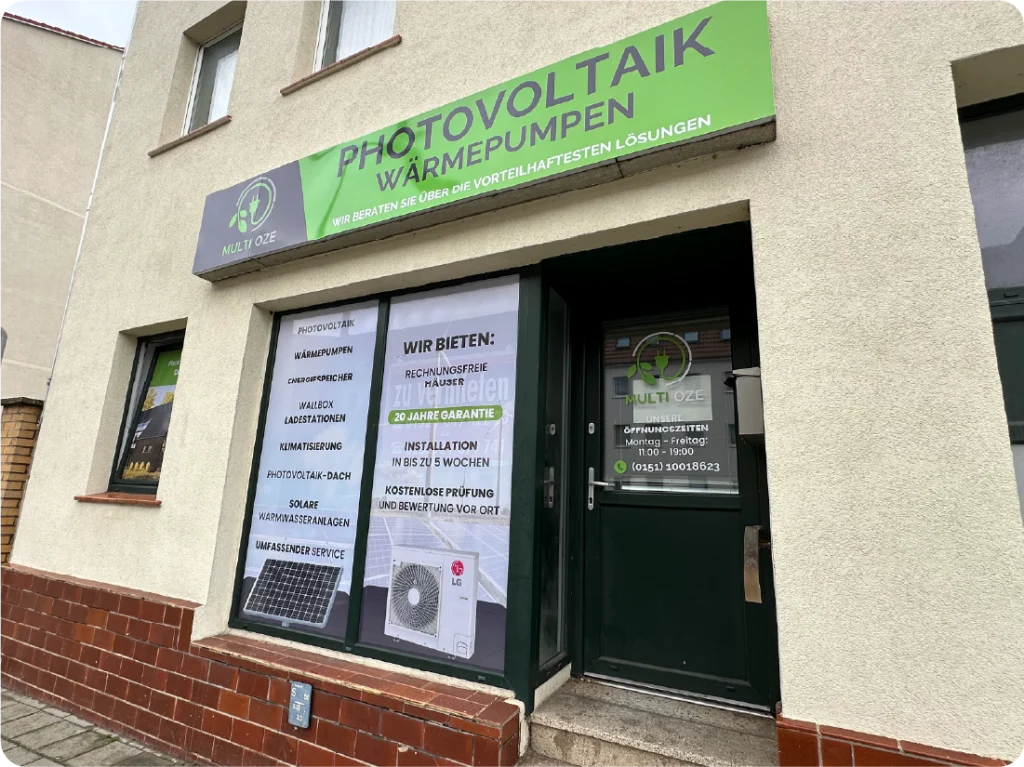 Oklejanie szyb salonu folią One Way Vision. Reklama na witrynach, grafika na oknach OWV.