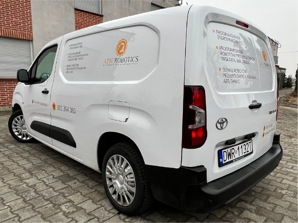 Branding floty pojazdów dostawczych. Oklejanie średniego auta reklamą z grafiką i danymi kontaktowymi.