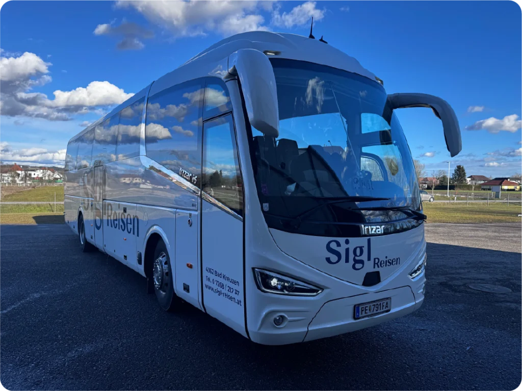 Oklejanie autokaru turystycznego. Branding busa, reklama mobilna dla firmy transportowej Sigl Reisen.