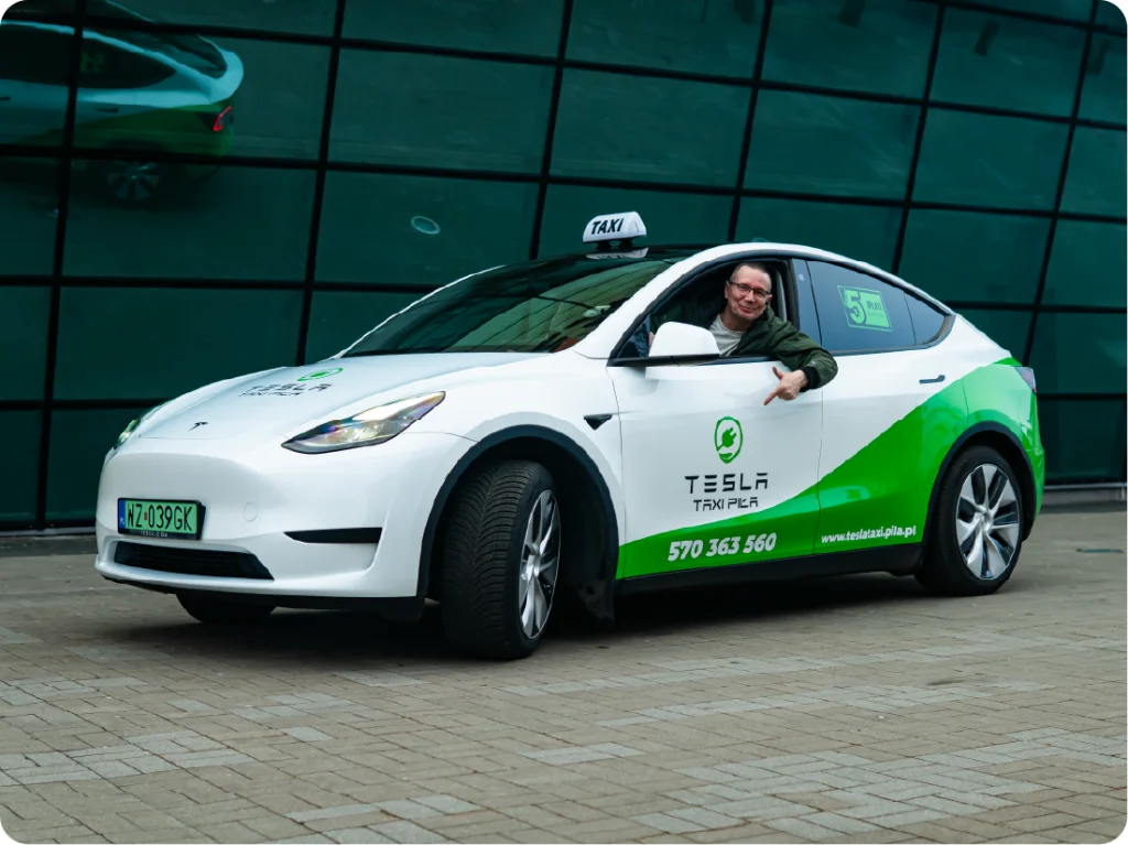 Oklejanie taksówki Tesla. Reklama mobilna, branding pojazdu elektrycznego do usług transportowych.