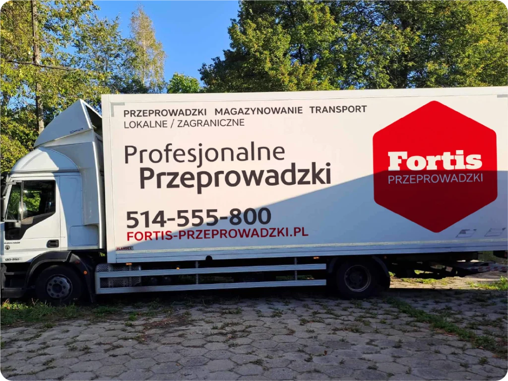 Oklejanie ciężarówki do przeprowadzek. Branding usług transportowych, reklama mobilna Fortis Przeprowadzki.