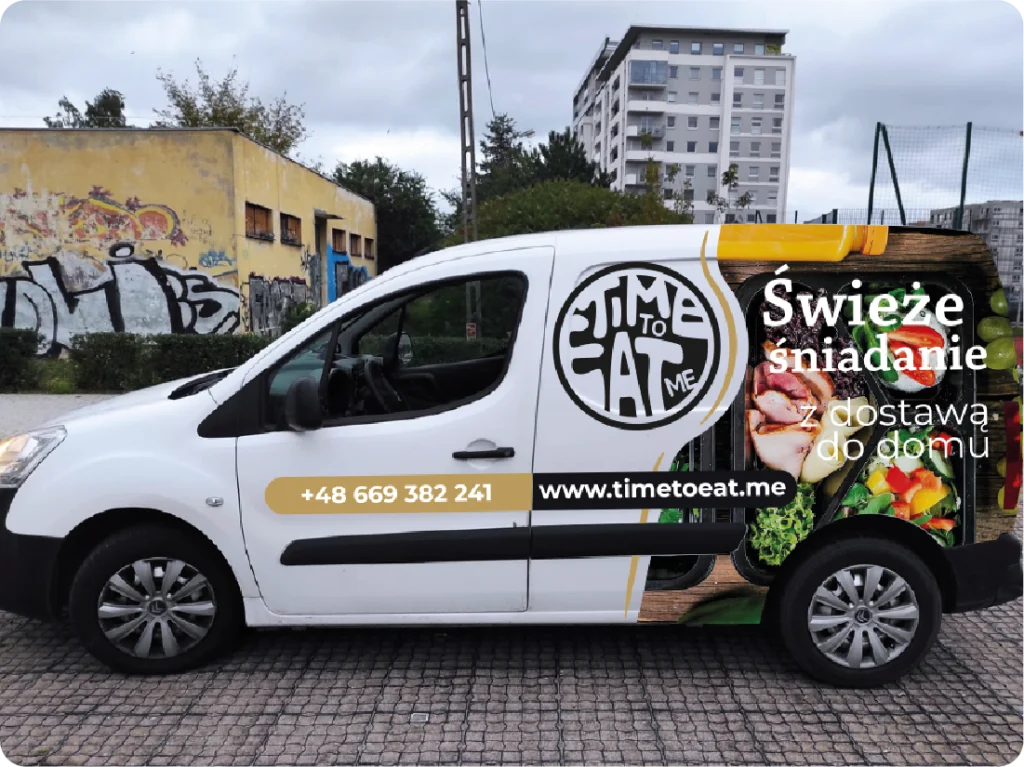 Pełne oklejanie vana dostawczego. Reklama mobilna dla dostawy świeżych śniadań, branding food delivery.