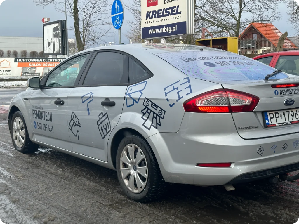 Częściowe oklejanie auta osobowego. Reklama na samochodzie firmowym, grafika z ikonami usług Remontech.