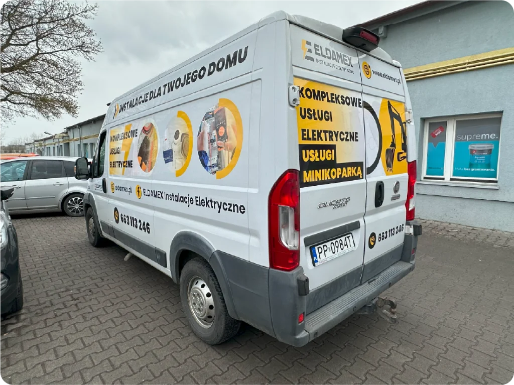 Oklejanie vana firmowego. Reklama mobilna usług elektrycznych i minikoparką, branding pojazdu Eldamex.