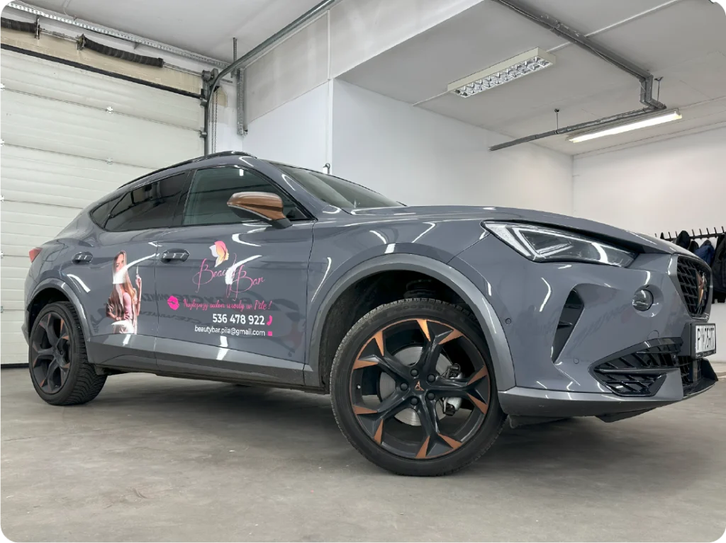 Oklejanie SUV-a. Reklama mobilna dla firmy. Branding pojazdu z grafiką kobiety.