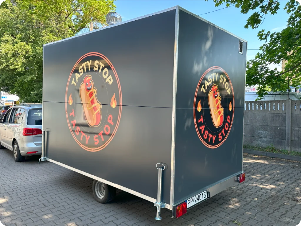 Branding przyczepy gastronomicznej. Oklejanie food trucka, mobilna reklama z logo.