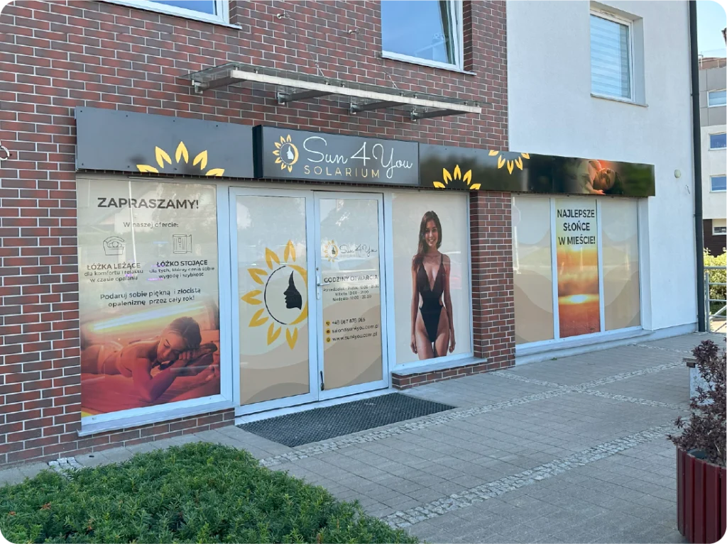 Pełne oklejanie witryny solarium folią OWV. Reklama na szybach, grafika na oknach wystawowych.