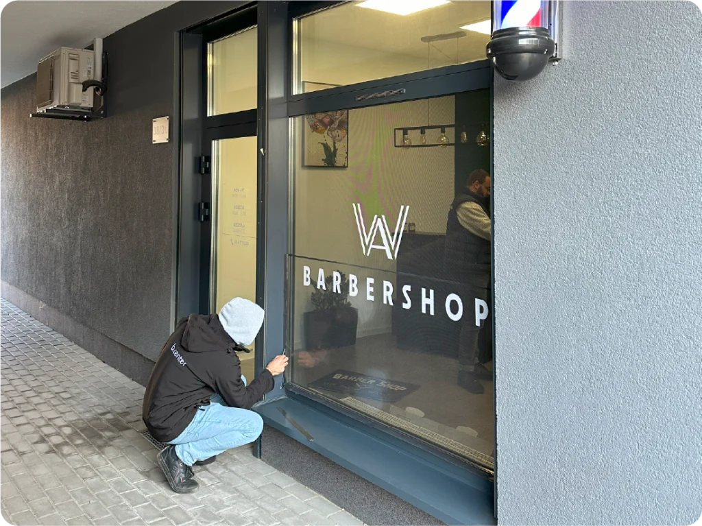 Folia One Way Vision na oknach biura. Reklama na szybach, oklejanie witryn folią OWV.