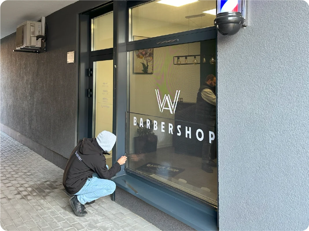 Folia One Way Vision na oknach biura. Reklama na szybach, oklejanie witryn folią OWV.