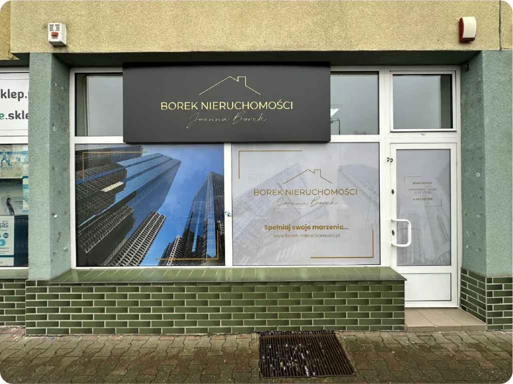 Reklama na witrynie biura nieruchomości. Oklejanie szyb folią One Way Vision, grafika na oknach firmy.