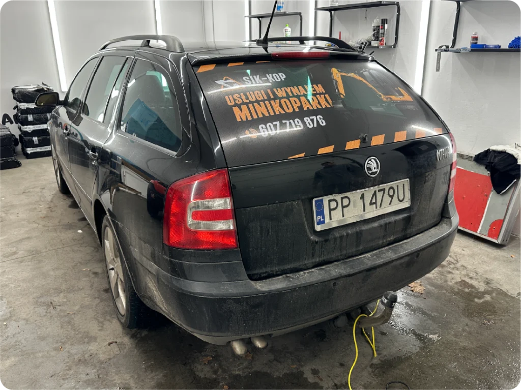 Reklama na szybie auta kombi. Oklejanie pojazdu grafiką dla usług minikoparki, branding mobilny Sik-Kop.