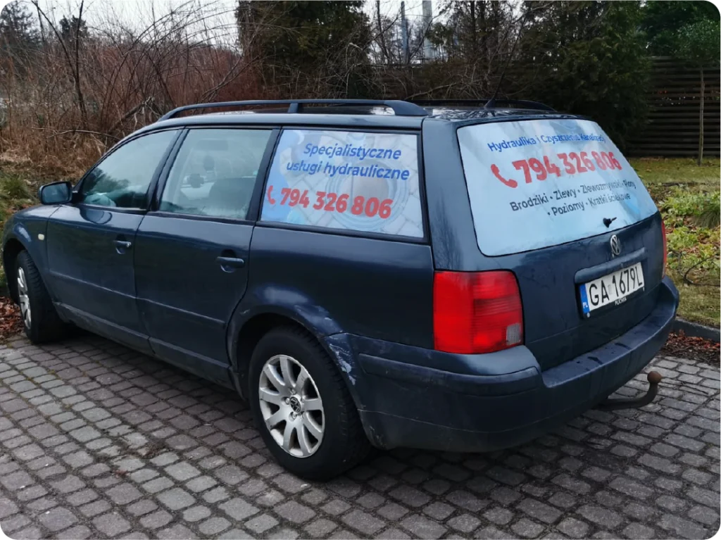 Oklejanie auta osobowego kombi. Reklama na szybach z ofertą usług hydraulicznych, branding mobilny.