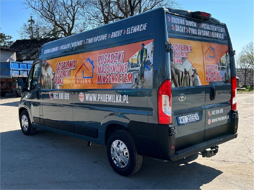 Branding dużego auta dostawczego. Folie reklamowe z grafiką i usługami, profesjonalne oklejanie pojazdów użytkowych.