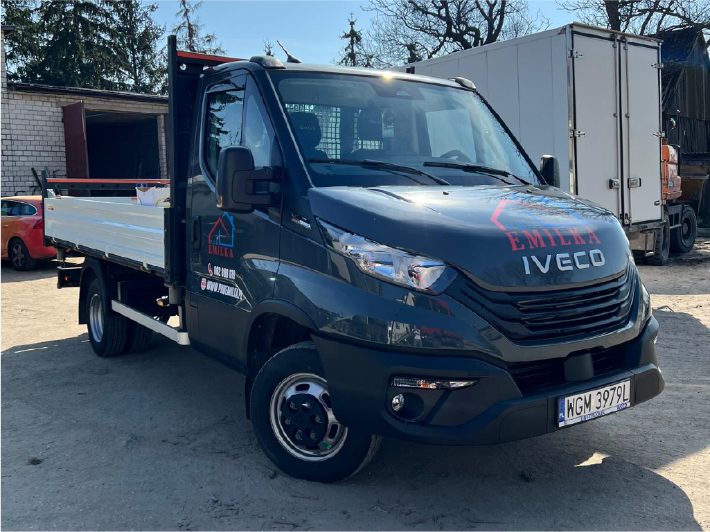 Oklejanie samochodu użytkowego z paką. Profesjonalna reklama na pojazdach firmowych, branding Iveco.