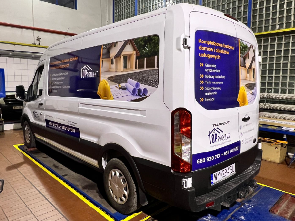 Oklejanie dużego busa dostawczego folią reklamową. Projektowanie grafiki na pojazdy, branding floty firmowej.