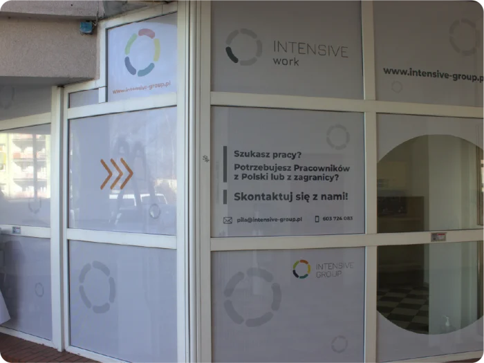 Oklejenie witryn dla firmy Intensive Work z Piły