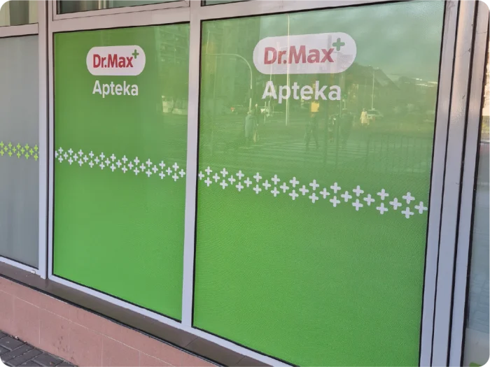 oklejenie witryn apteki Dr.Max Piła